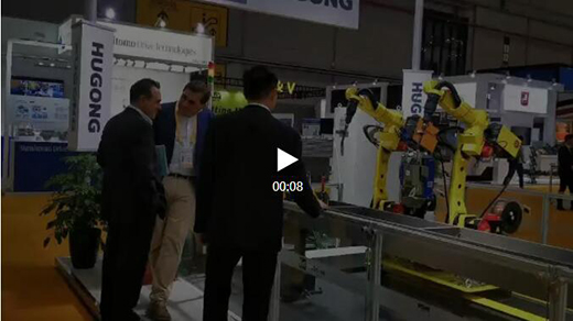 进博会首日优发国际意大利CEA展位旅行者关注机械人焊接系统